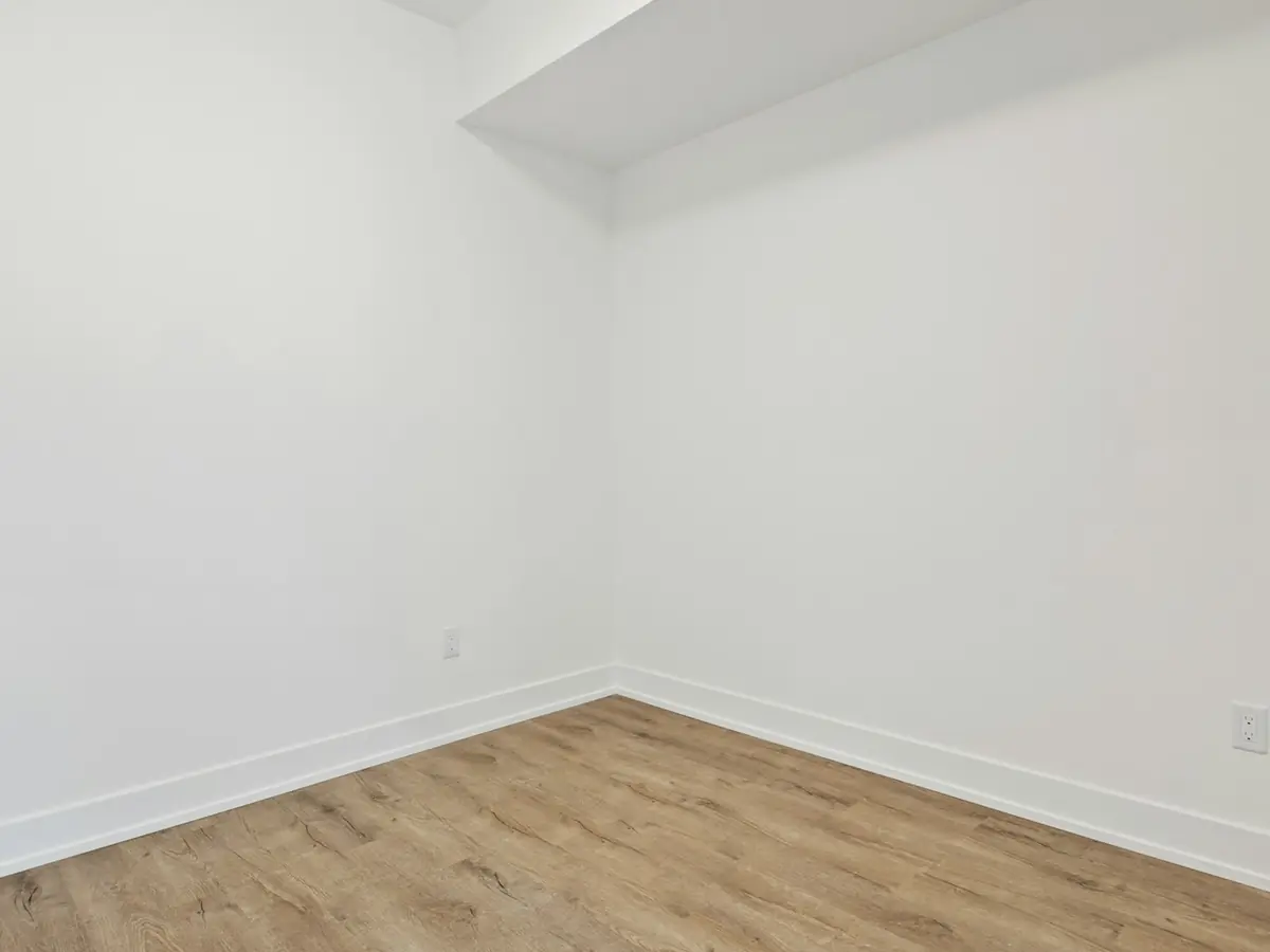 Schlafzimmer nach der Räumung – leer und besenrein