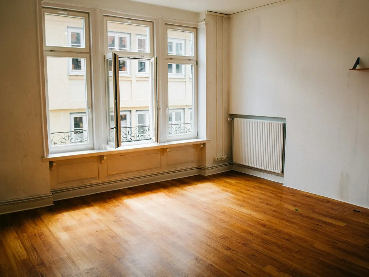 Wohnzimmer nach der Räumung – leer und besenrein